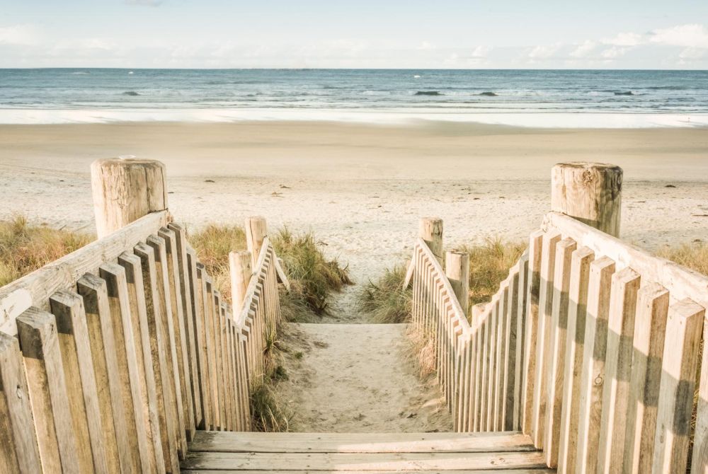 umweltbewussten Gesten am Strand Bretagne